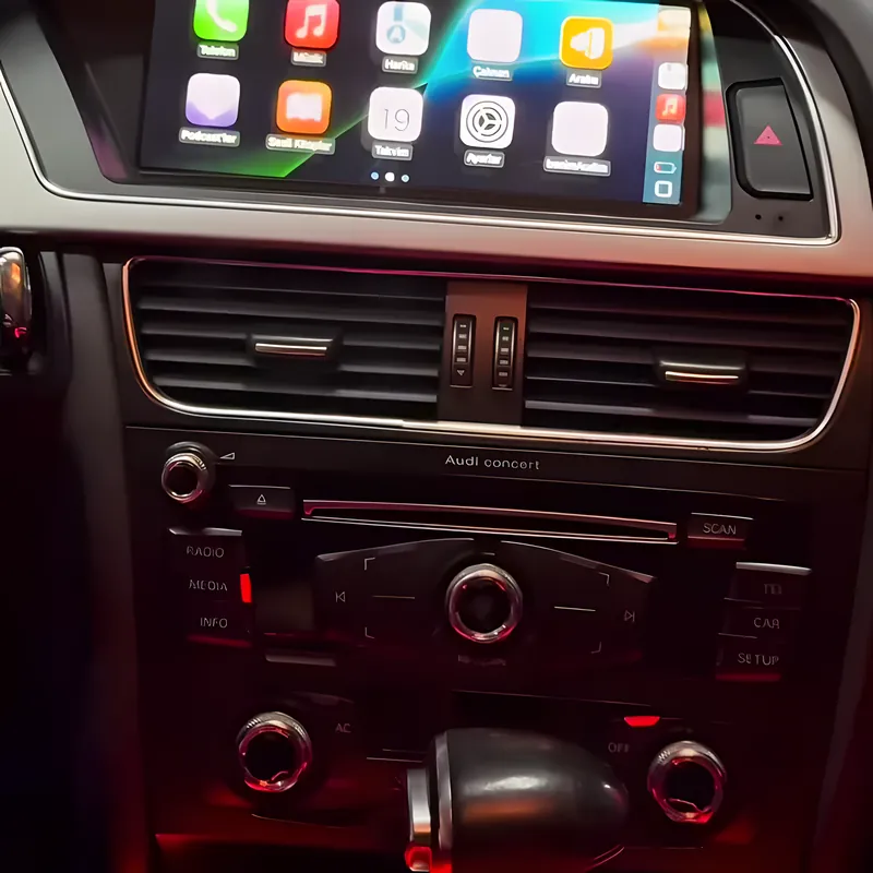 Audi A4 orta konsolunda CarPlay ekranı ve kırmızı ambiyans