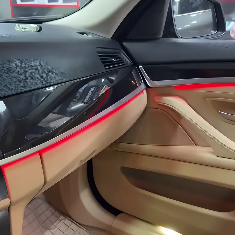 BMW 5 Serisi bej torpidoda kırmızı ambiyans şeridi