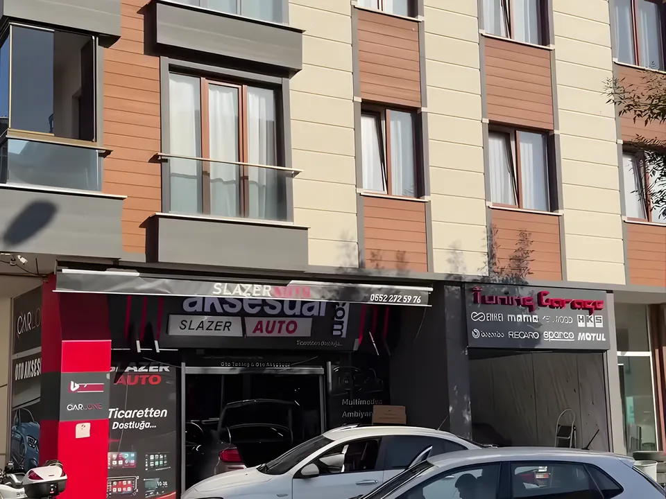 Slazer Auto'nun Sancaktepe Alsancak Caddesi'ndeki dükkânı